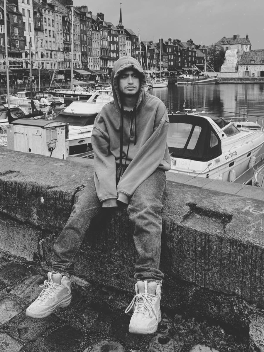 Adam, assis sur un quai du vieux port de Honfleur