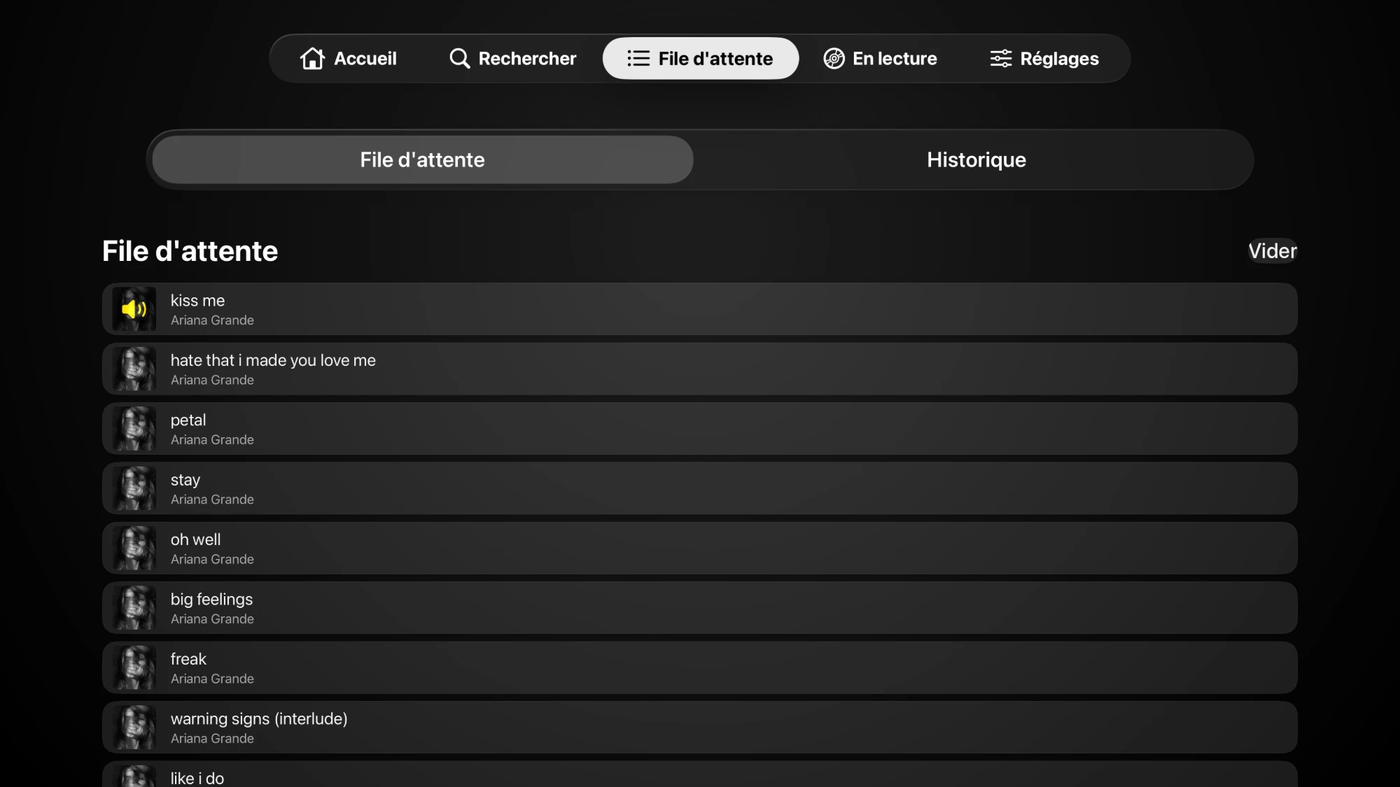 La file d'attente de Platine sur Apple TV : le morceau en cours et la suite de la playlist