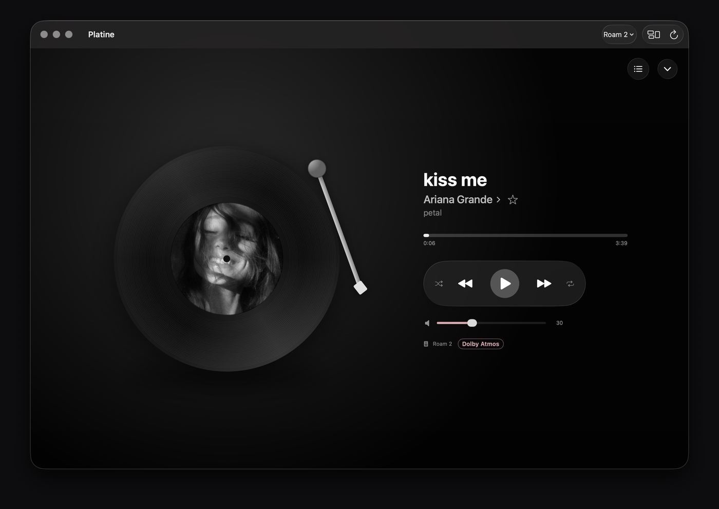 Le lecteur de Platine sur Mac : le disque tourne, avec le titre, l'artiste, les commandes et la mention Dolby Atmos