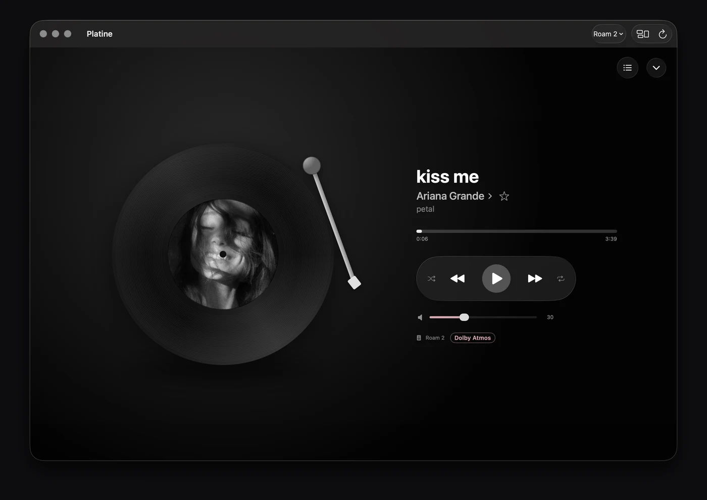 Le lecteur de Platine sur Mac : le disque tourne, avec le titre, l'artiste, les commandes et la mention Dolby Atmos